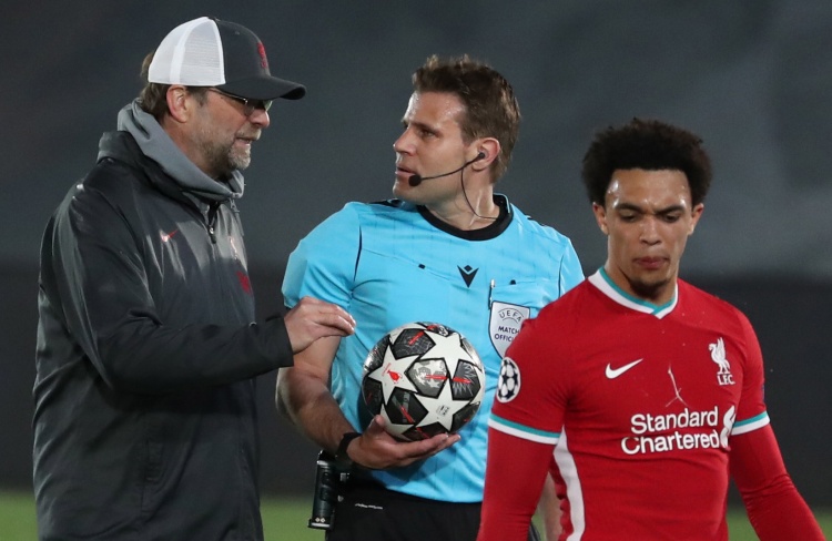 球队把对手三分线完全锁死